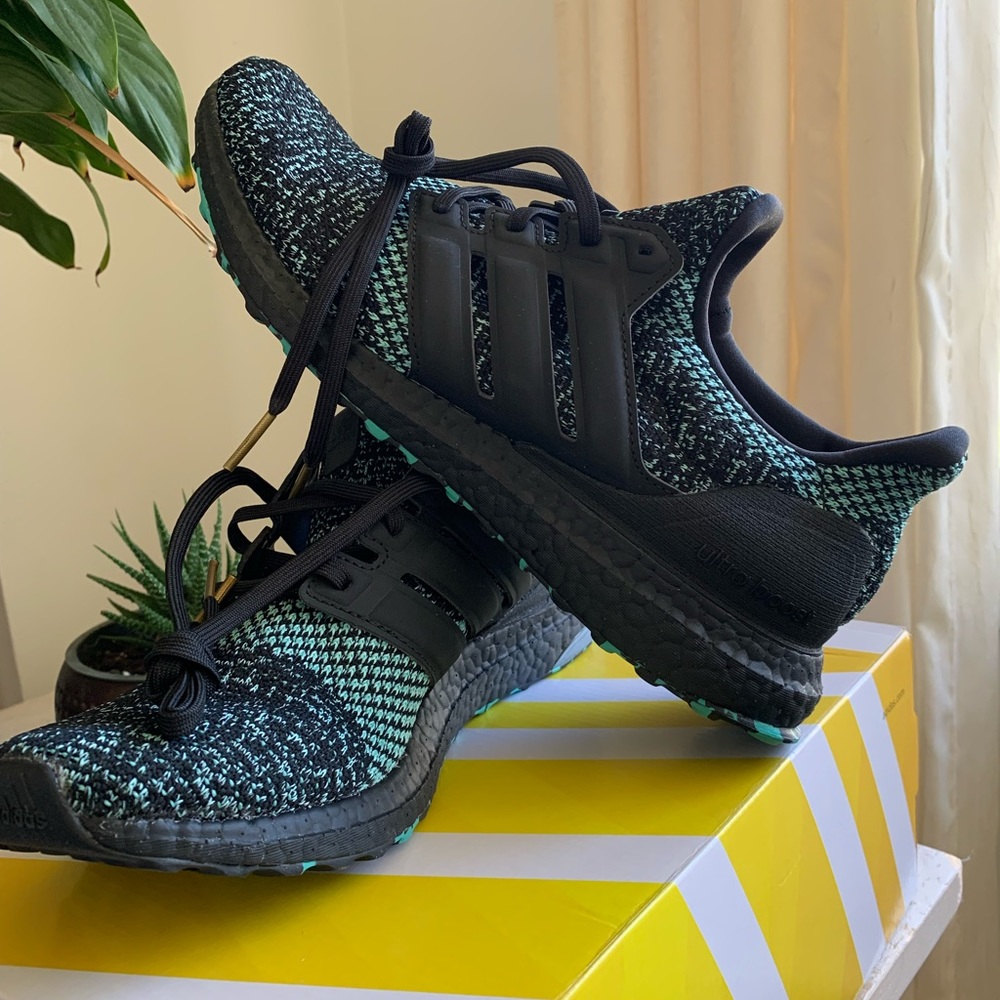 Brand new in box, rare, (sold out)ADIDAS Ultra Boost running shoes ๐คMen size 10 - Picture 4 of 9